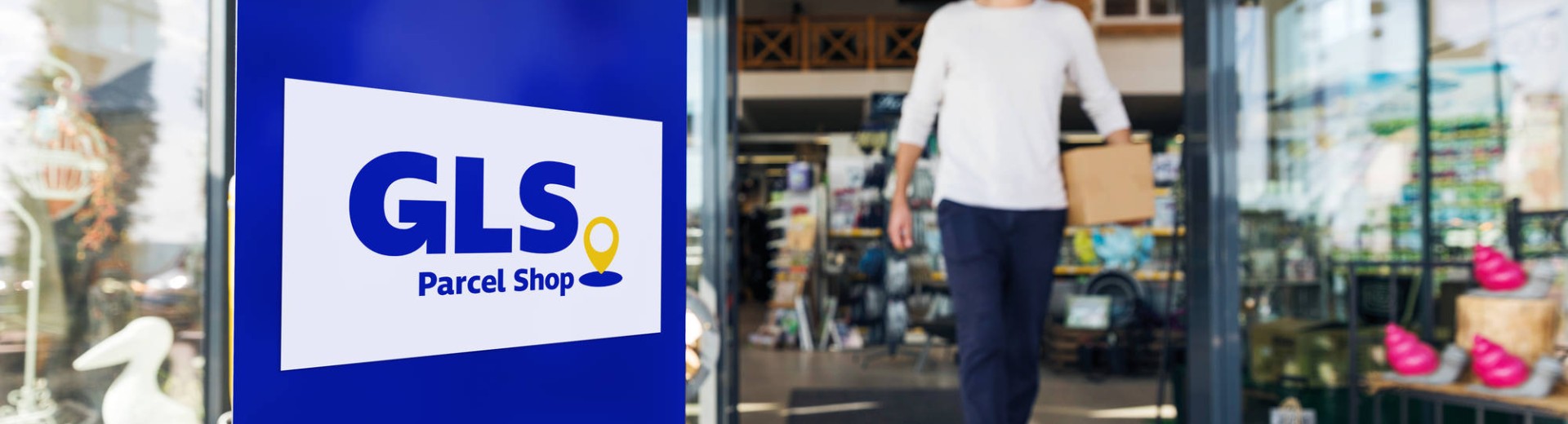 Mann kommt aus einem GLS PaketShop