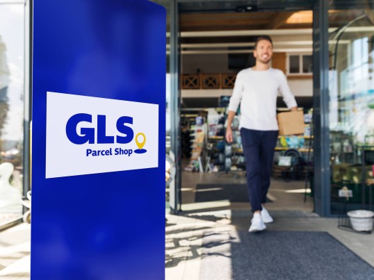 Zusteller übergibt Paket in GLS PaketShop