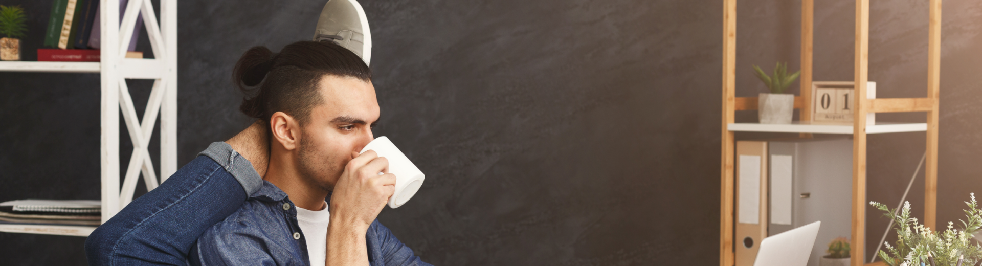 Mann am Schreibtisch