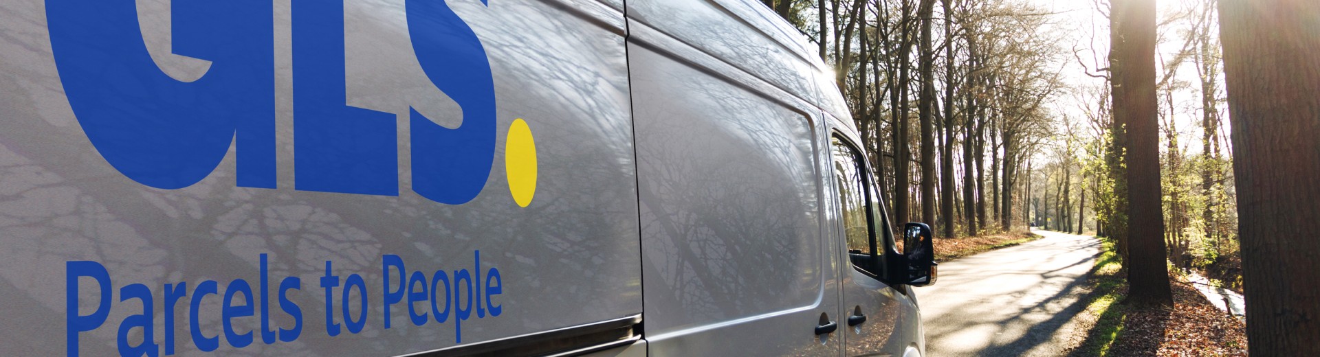 GLS Zustellfahrzeug im Wald