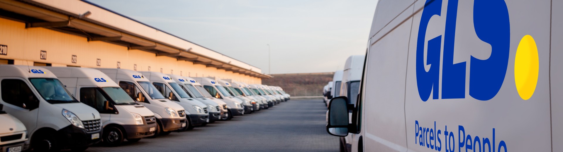 GLS Zustellfahrzeuge entlang der Tore