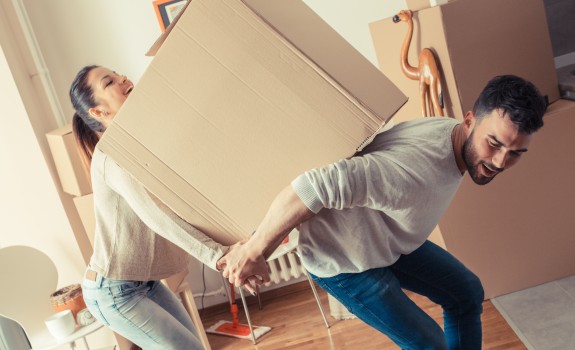 Ein Paar mit Umzugskartons