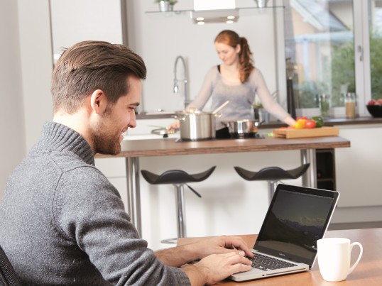 Mann organisert Zustellung am Laptop