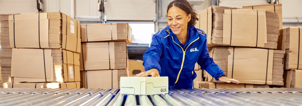 Mitarbeiterin im Depot mit Paket