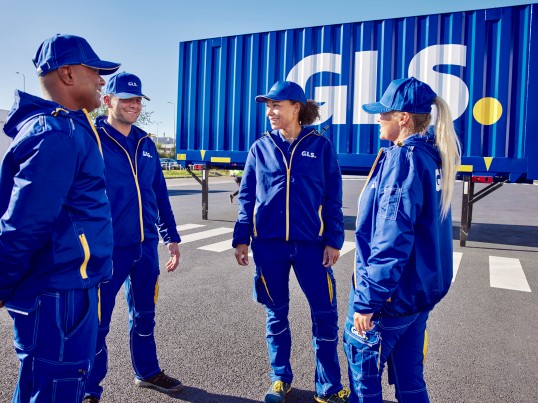 GLS Mitarbeiter vor einer WAB