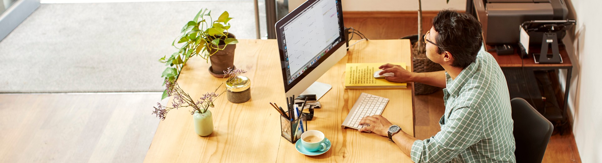 Mann am Schreibtisch mit Computer