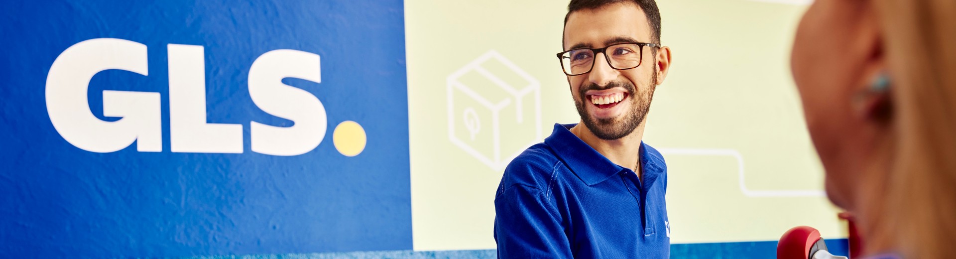 GLS Mitarbeiter in blauem Poloshirt