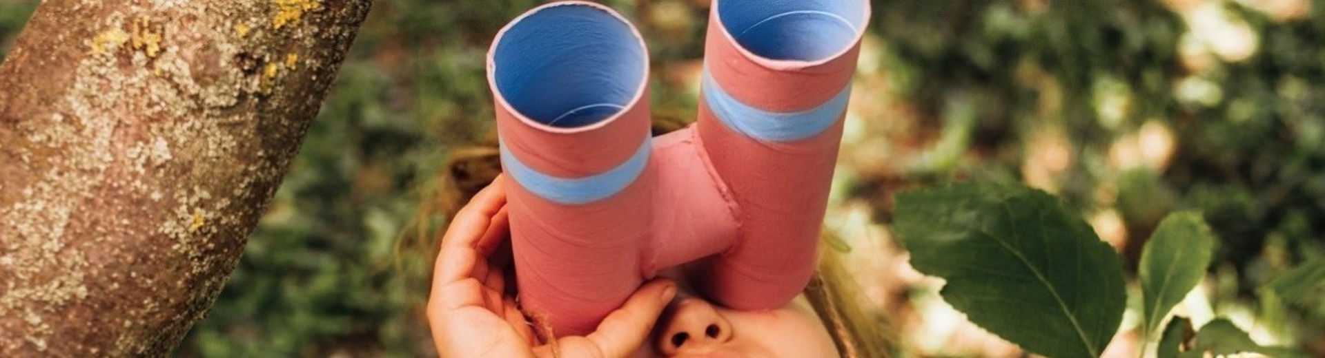 Mädchen mit gebasteltem Fernglas