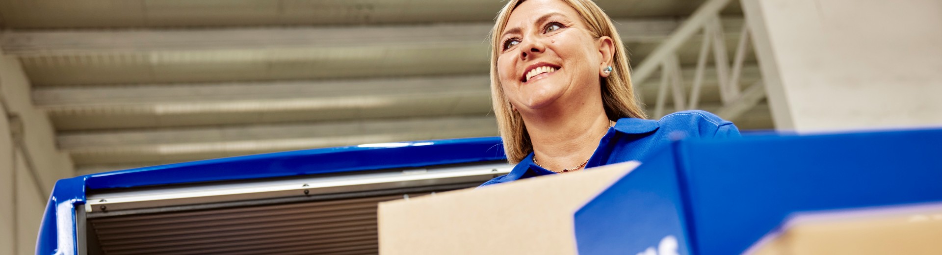 Lieferfahrerin füllt Lieferwagen