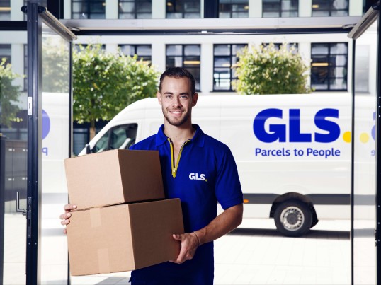 Een bezorger laadt zijn busje uit