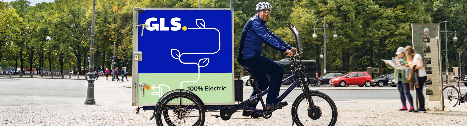 Bezorger op een ebike aan een park