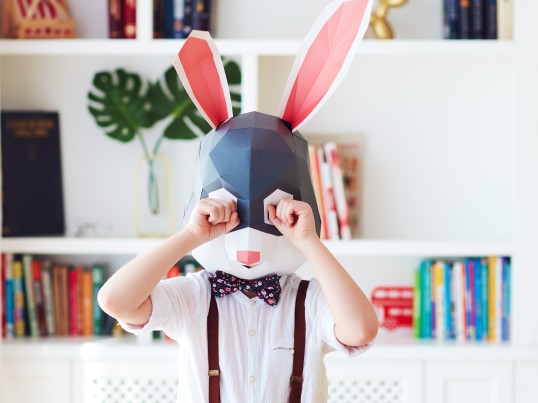 een kind met een konijnenmasker