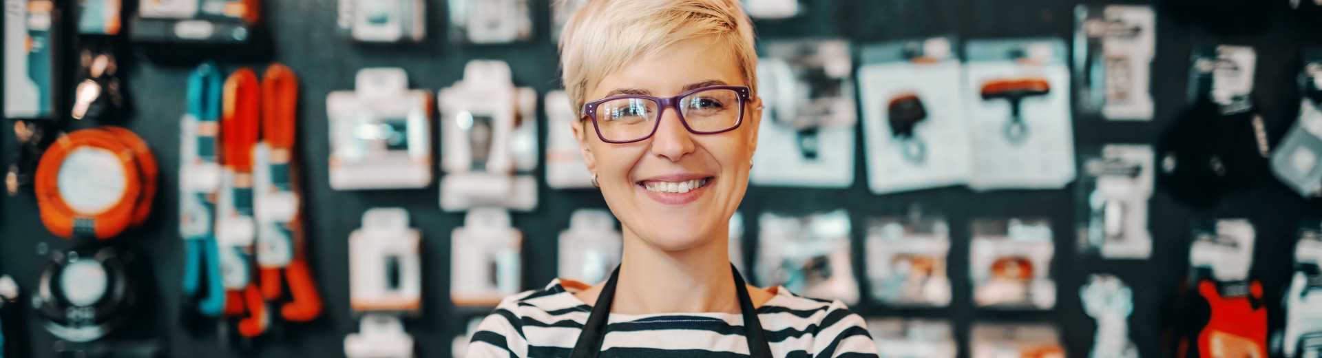 Lachende winkeleigenaar