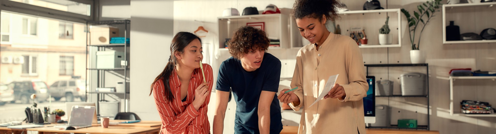 Drie personen kijken naar een blad papier