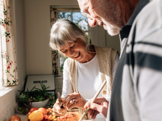  auto_awesome Traduction de : A smiling elderly couple in the kitchen Essayez avec l'orthographe : A smiling elederly couple in the kitchen 40 / 5 000 Een lachend ouder echtpaar in de keuken