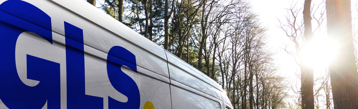 Een GLS-busje in het zonnige bos