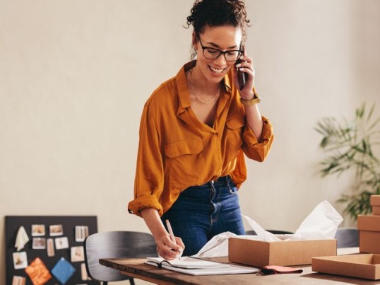 De GLS-chauffeur levert met een volmacht