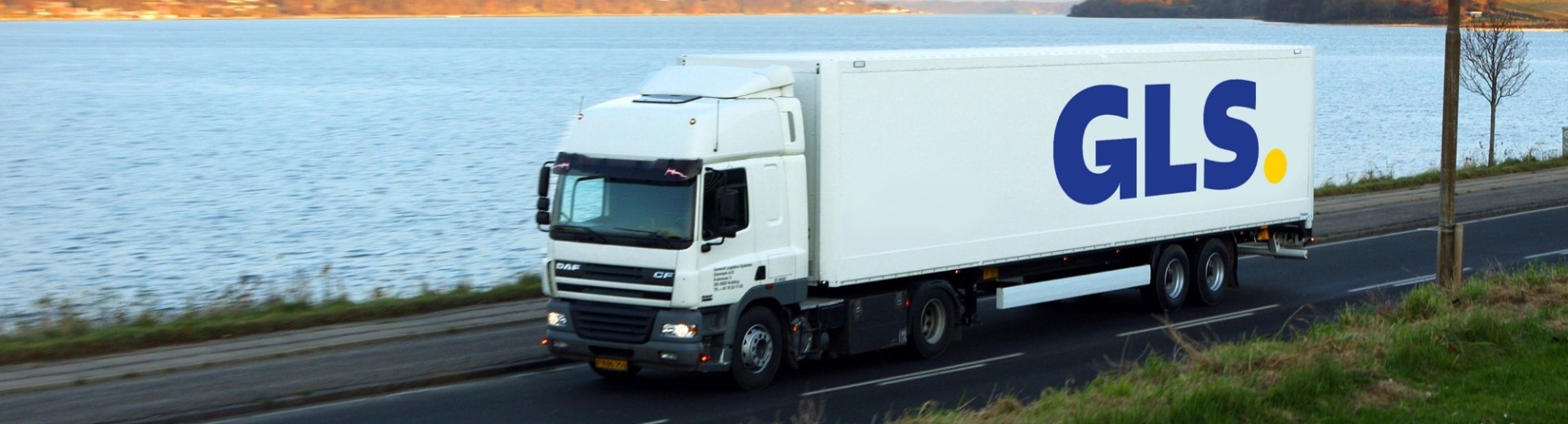 Een GLS truck rijdt langs het water