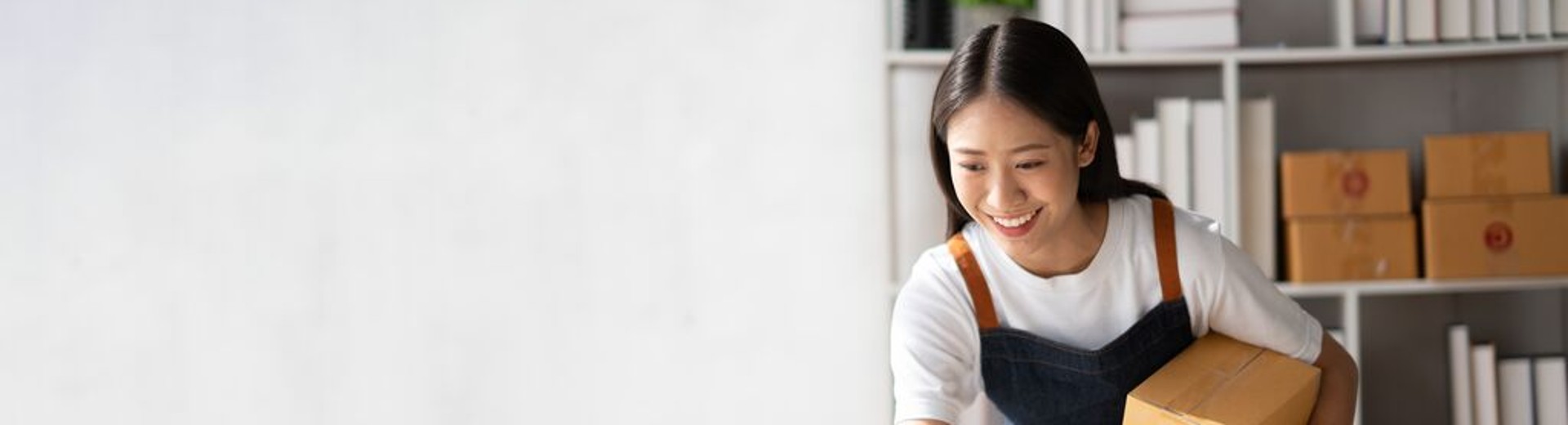 GLS particuliere klant met twee pakketten wacht op GLS afdrukbare labels