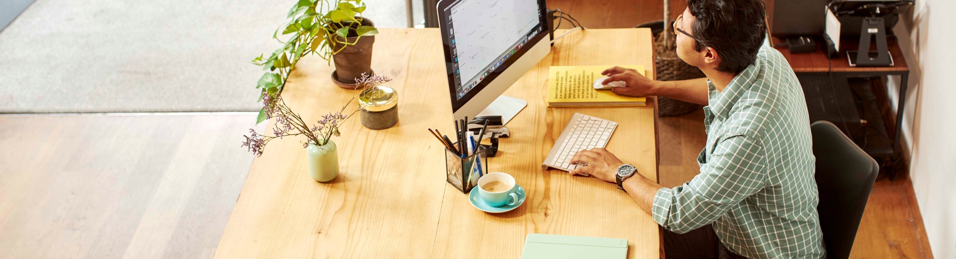 Man werkt op zijn PC in een winkel