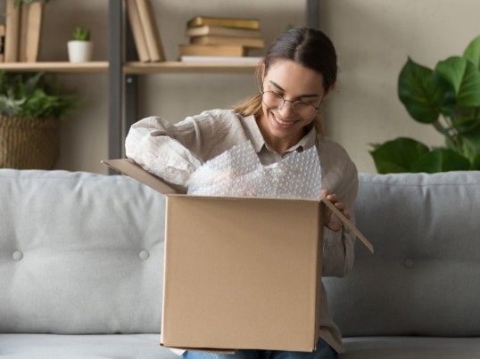 Een vrouw pakt een pakket uit