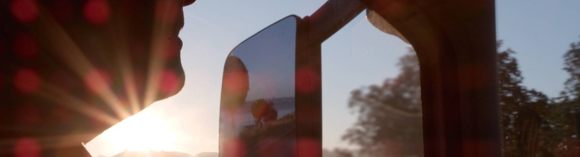 Chauffeur in zijn cabine bij zonsondergang