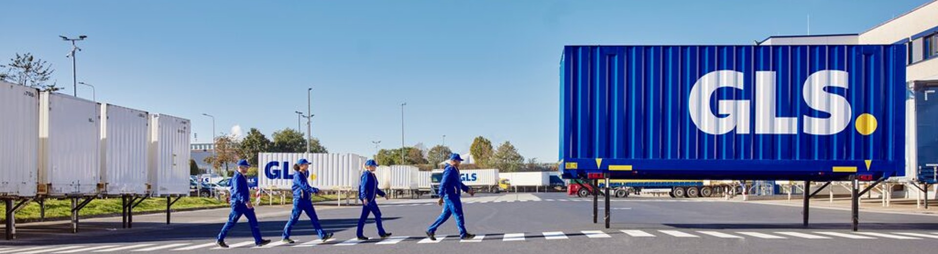 GLS medewerkers buiten het depot