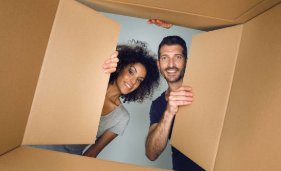 Een koppel kijkt door een doos