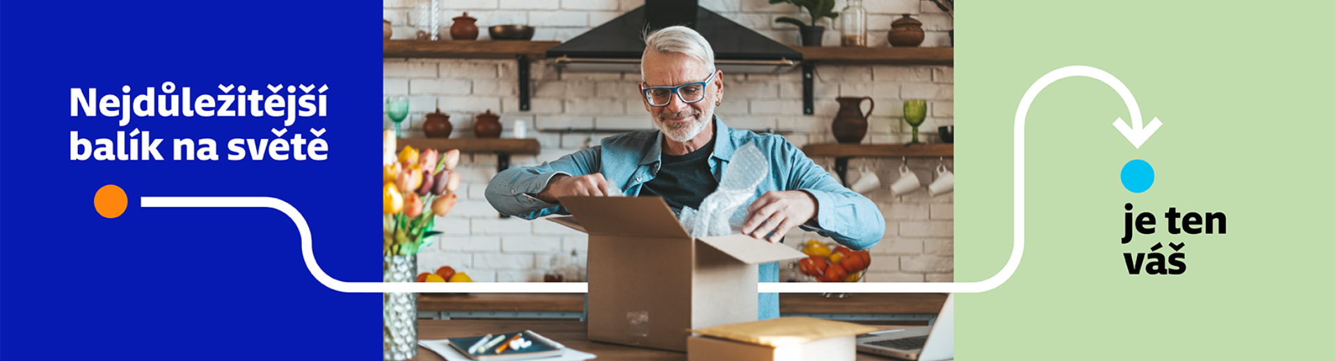 muž otevírající balík 