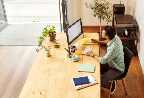 Pracující muž v kanceláři