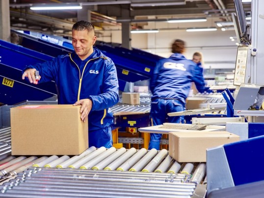 Empleados de GLS en el depot.