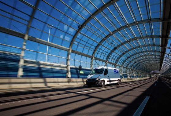 Furgoneta de GLS en un tunel