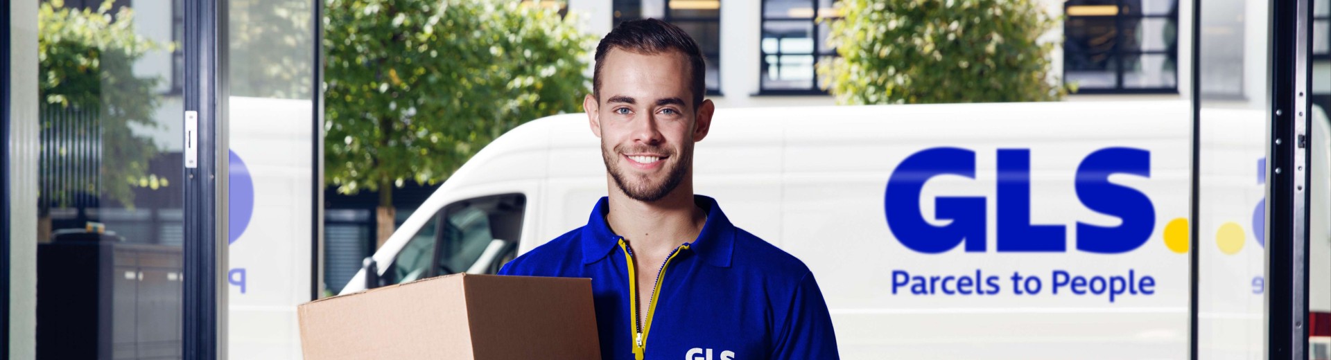 Mensajero de GLS repartiendo paquetes