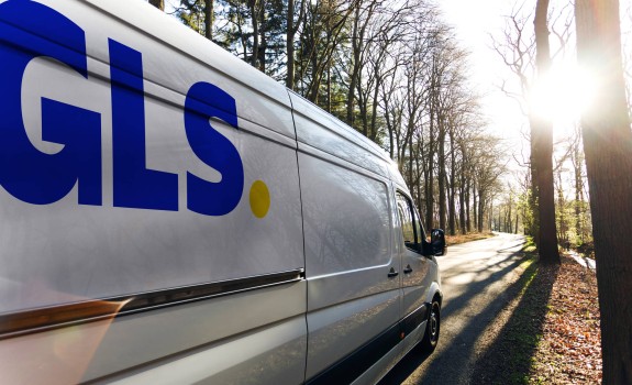 Furgoneta de GLS en el bosque