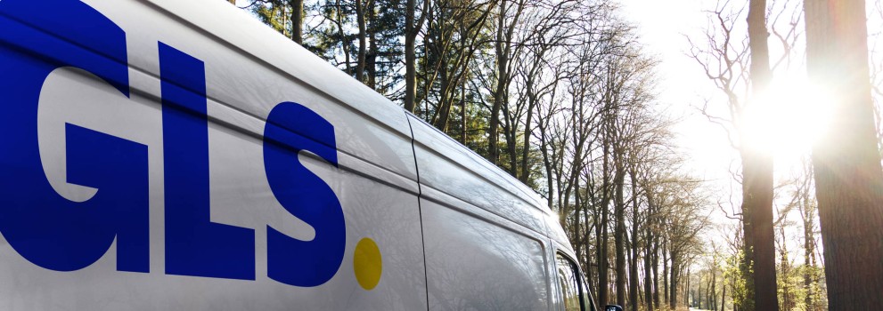 Furgoneta de GLS en el bosque