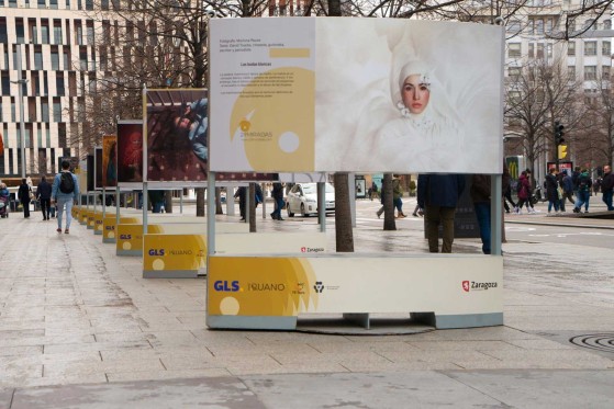 Exposición fotográfica urbana “29 Miradas” en Zaragoza, patrocinada por GLS, con imágenes de gran formato instaladas en la vía pública que muestran retratos y escenas culturales.
