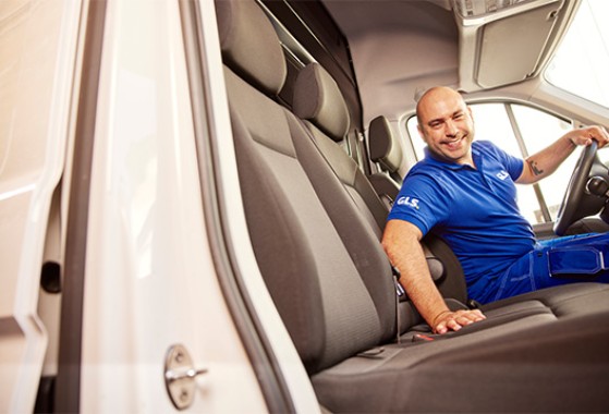 Furgoneta de GLS con mensajero