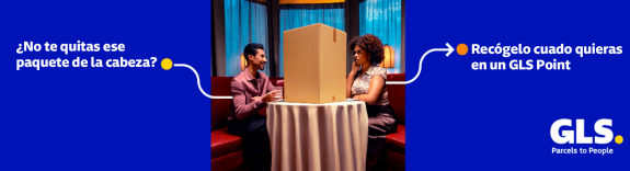 Una pareja cena en un restaurante tranquilos mientras su paquete les espera en un GLS Point