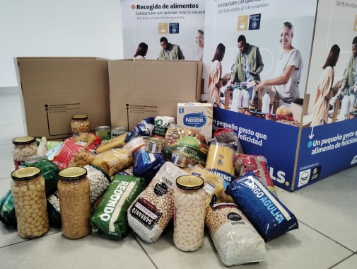  Campaña solidaria de recogida de alimentos organizada por GLS, con cajas y productos no perecederos como legumbres, pasta y conservas, destinados a ayudar a familias necesitadas.