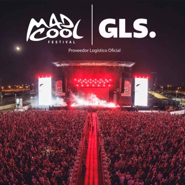 Stand promocional de GLS Spain en Mad Cool Festival, con diseño personalizado y material publicitario.