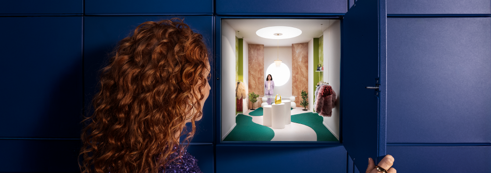 Nainen avaa pakettiautomaatin lokeron, jonka sisältä avautuu näkymä myymälään ja verkkokauppiaan GLS-noutopisteisiin.