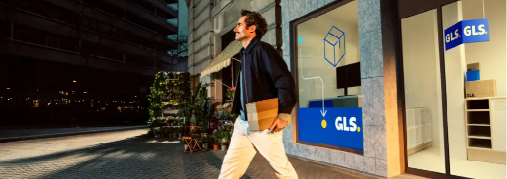 Asiakas GLS pakettipisteessä