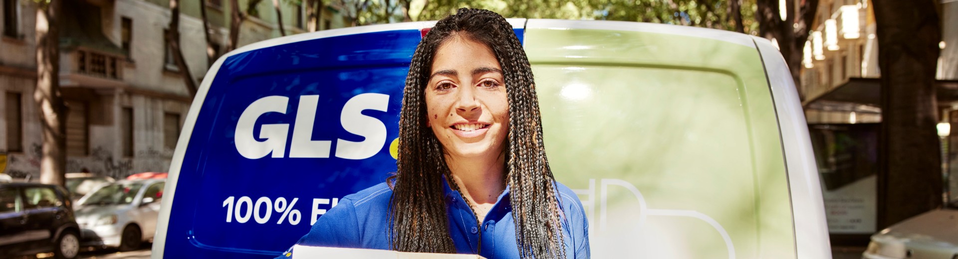 GLS työntekijä hymyilee kameralle