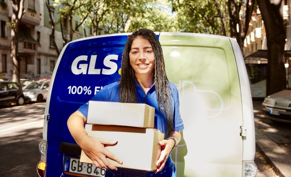 GLS työntekijä hymyilee kameralle