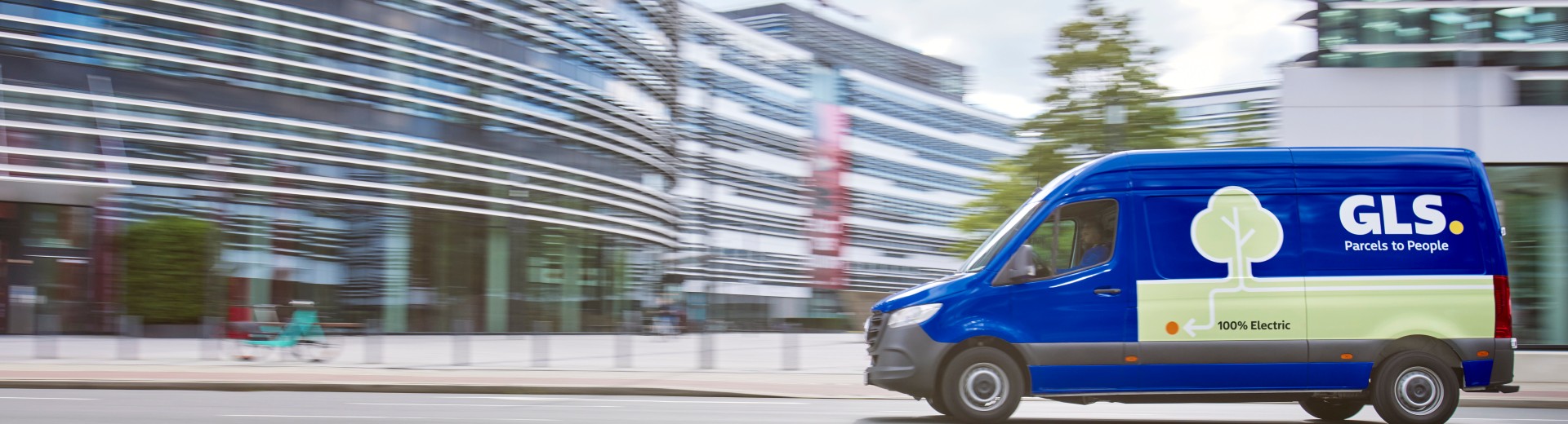 GLS:n sähköjakeluauto kaupungissa