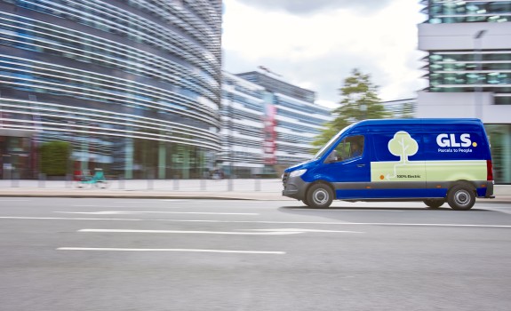 GLS:n sähköjakeluauto kaupungissa