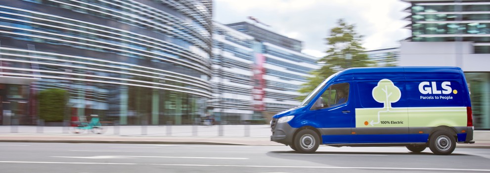 GLS:n sähköjakeluauto kaupungissa