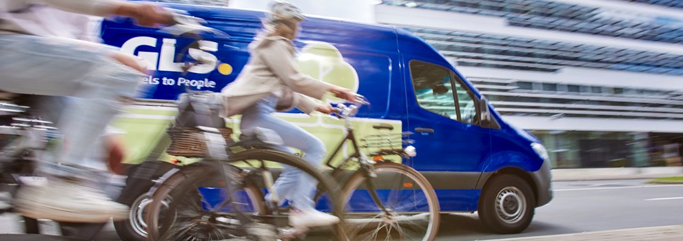 Van de livraison GLS qui traverse la ville