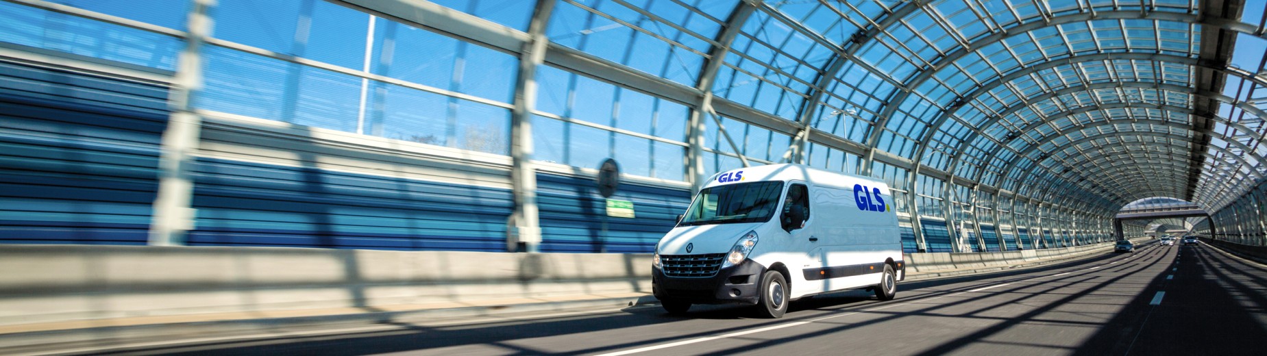 Camion GLS France qui roule sous tunnel verre