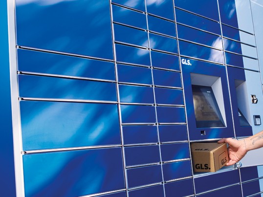 Csomagfeladás egy GLS Automatánál